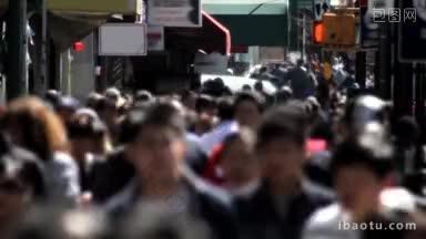 一群匿名人群在城市人行道上快速行走